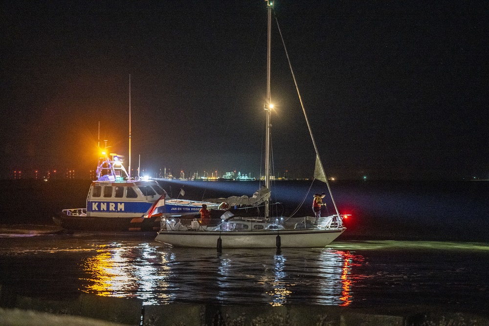 KNMR schiet te hulp na vastlopen zeiljacht