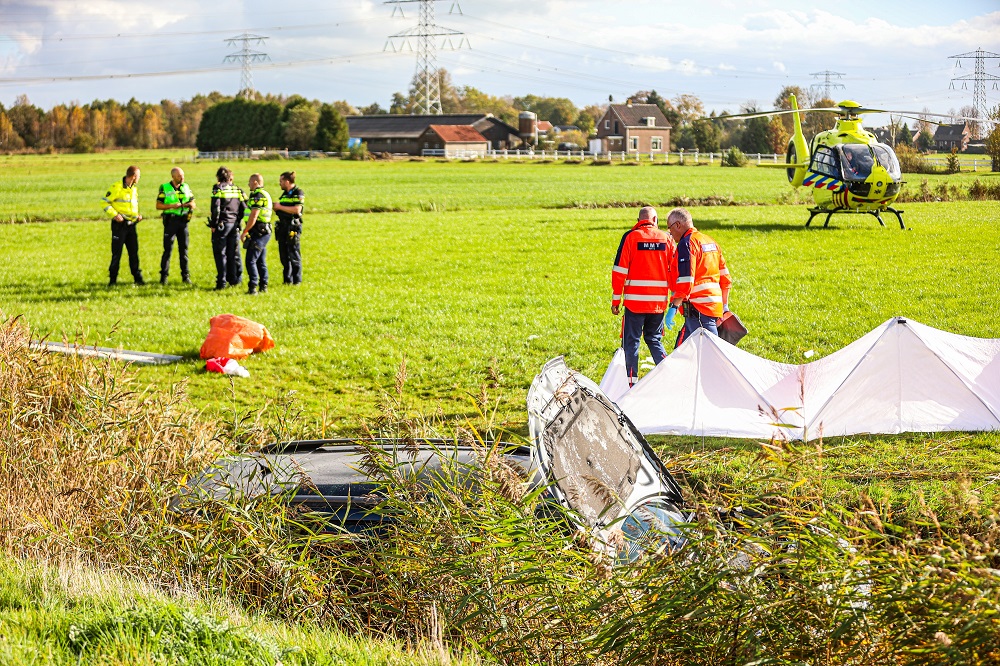 Auto in sloot terecht gekomen, persoon ernstig gewond