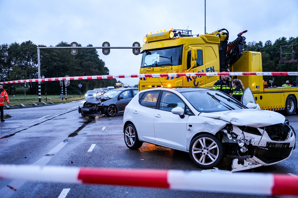 Verkeersopstopping na ongeval op kruising