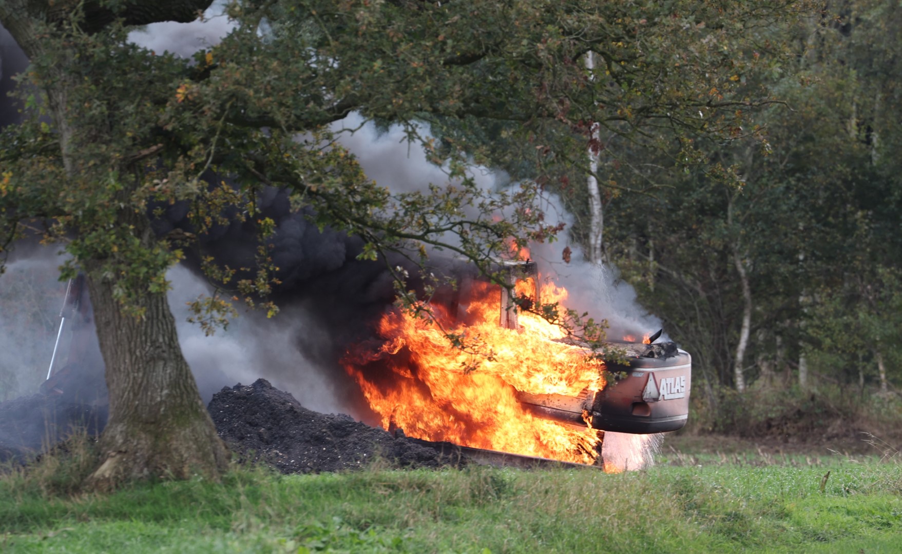 Metershoge vlammen door brandende graafmachine