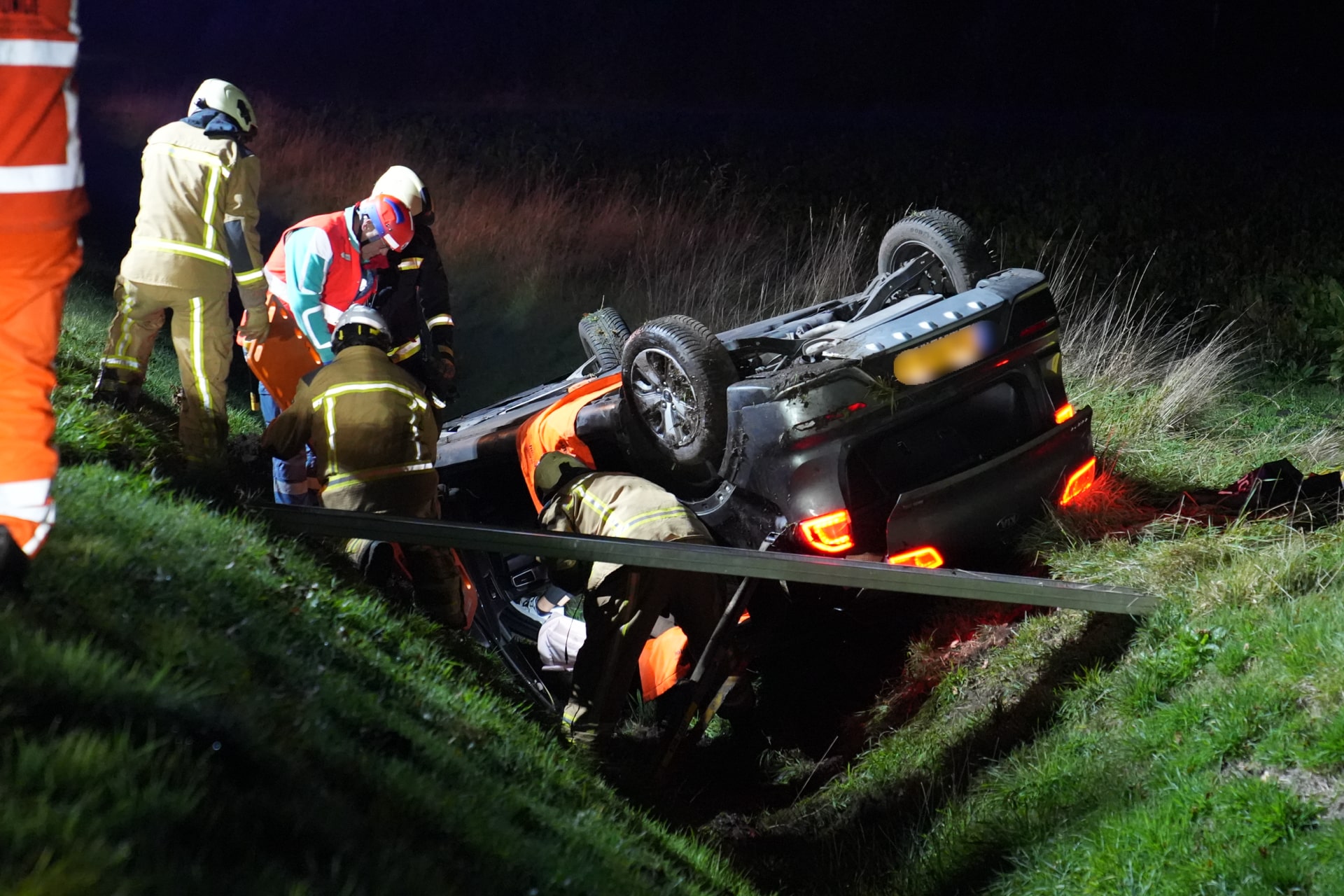 Auto crasht en belandt ondersteboven in een sloot