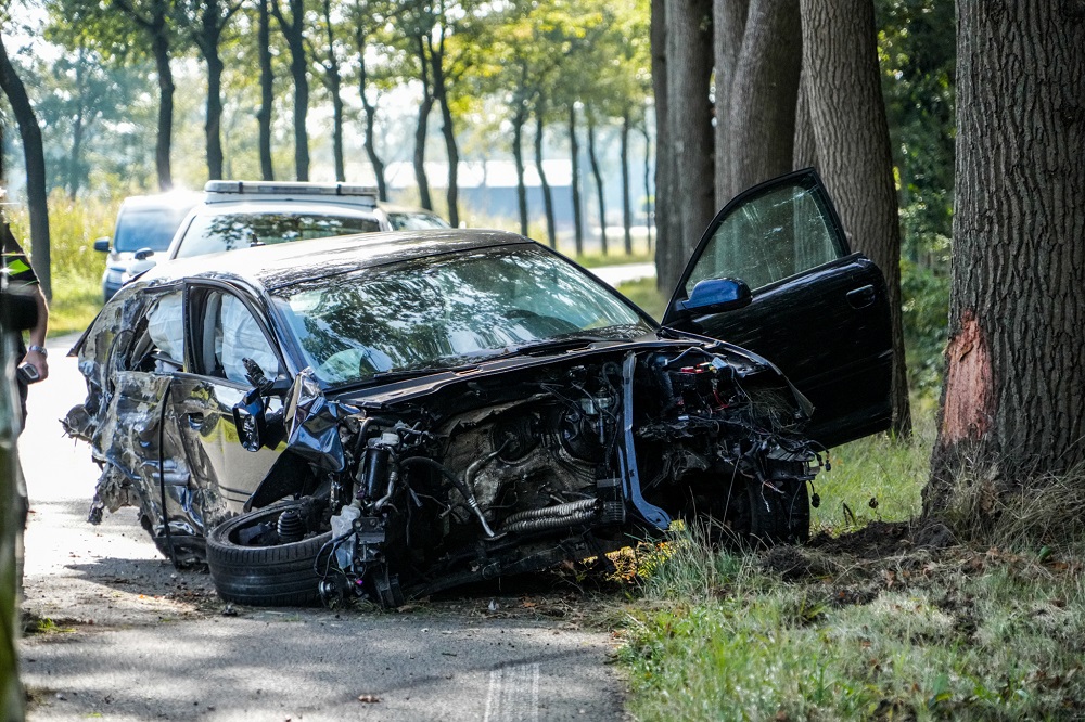 Ravage na botsing tussen twee auto’s, één gewonde naar ziekenhuis