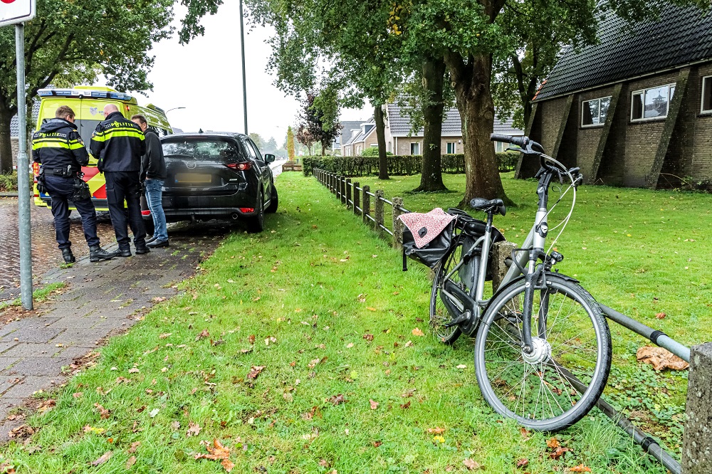 Oudere vrouw op e-bike gewond na botsing met auto