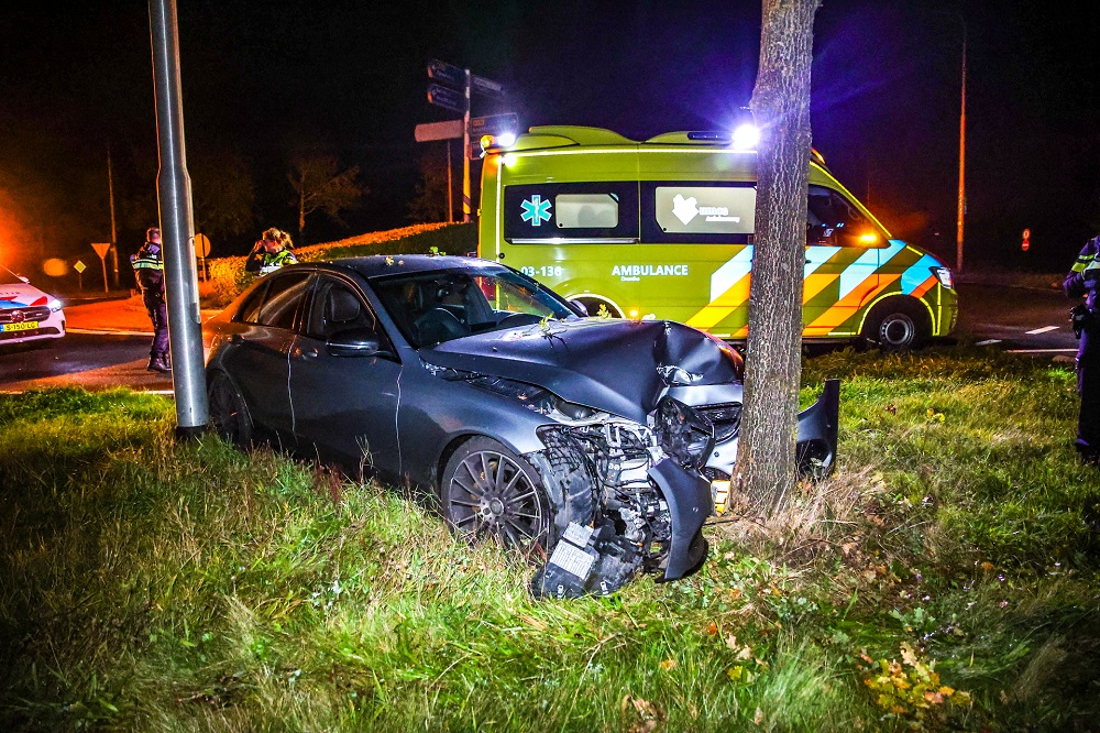 Dronken automobilist crasht op rotonde