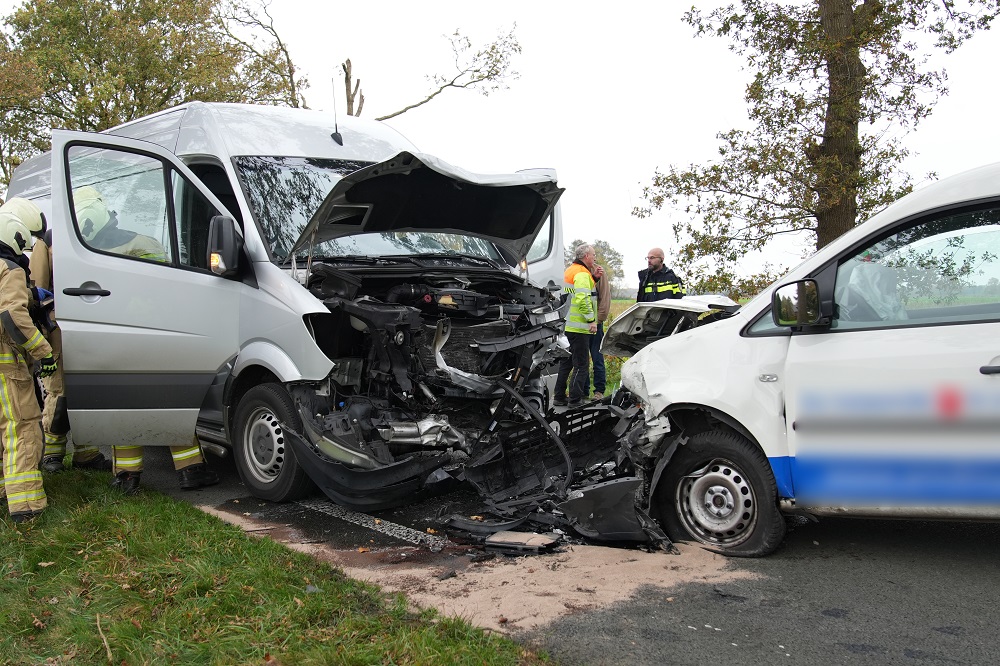 Lichtgewonden na frontale botsing tussen twee bestelwagens