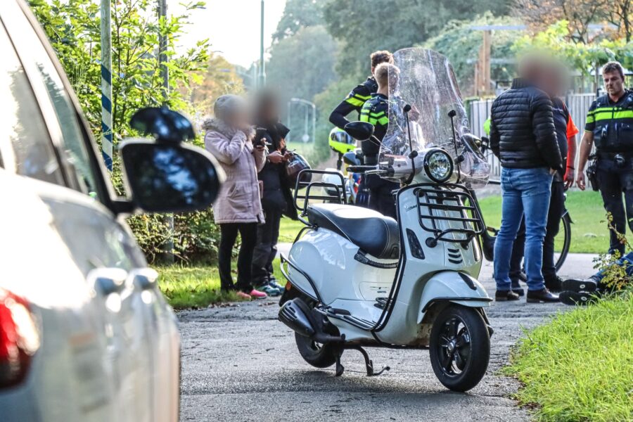 Vrouw belandt in bosjes na ongeval met scooterrijder