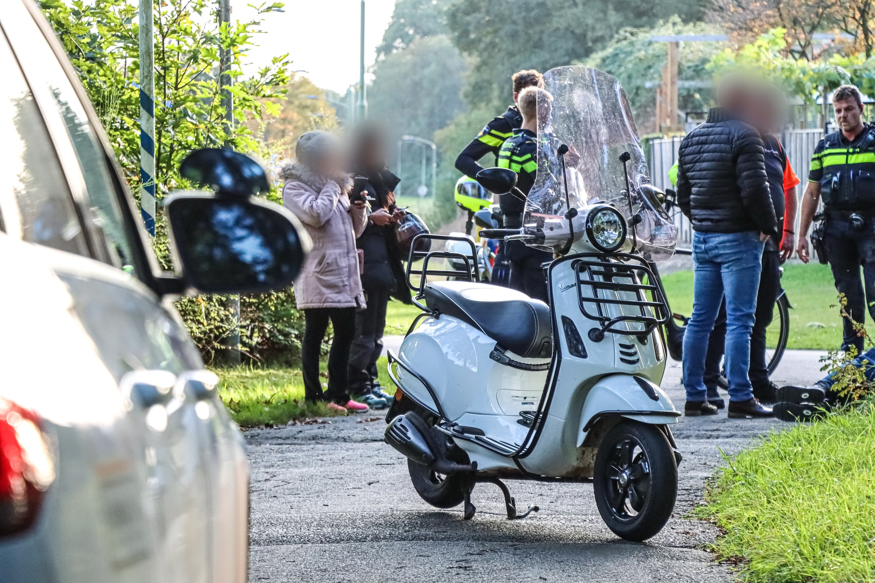 Vrouw belandt in bosjes na ongeval met scooterrijder