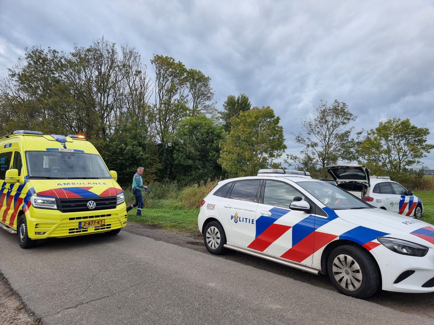 Visser belandt in het water, hulpdiensten met spoed opgeroepen