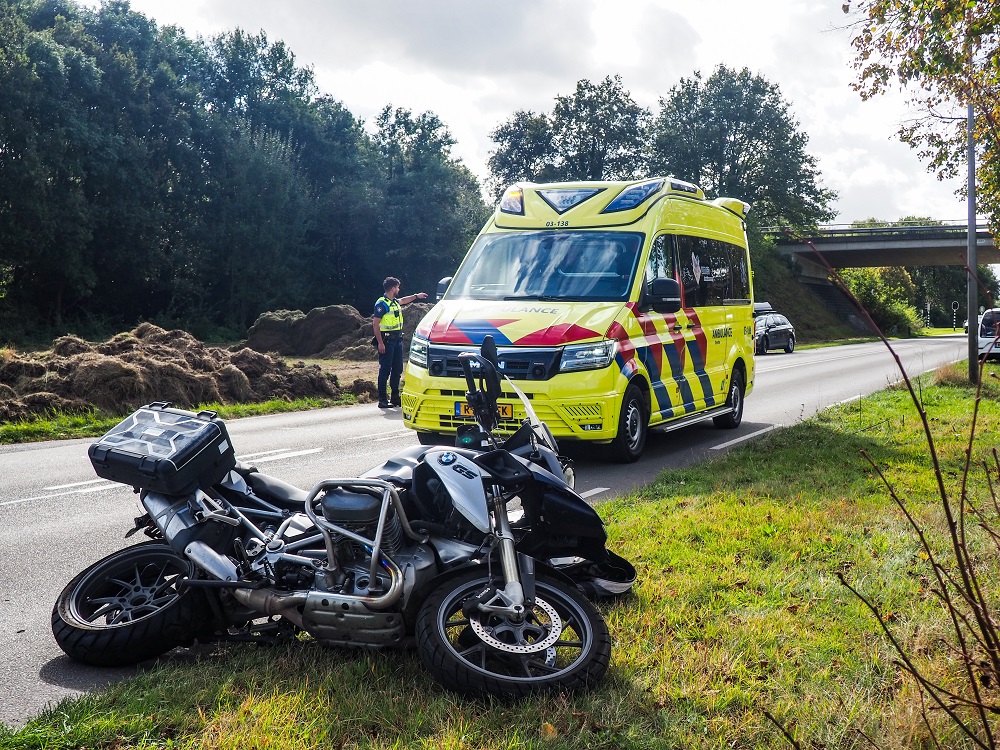 Motorrijder lichtgewond na botsing met auto