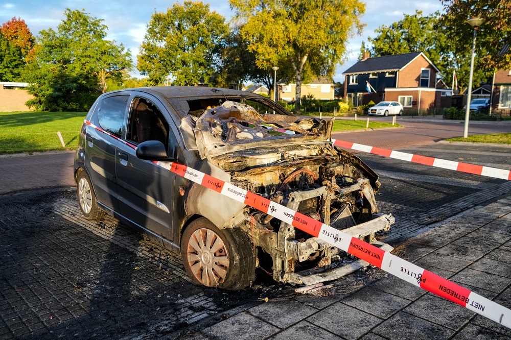 Auto uitgebrand, politie onderzoekt brandstichting