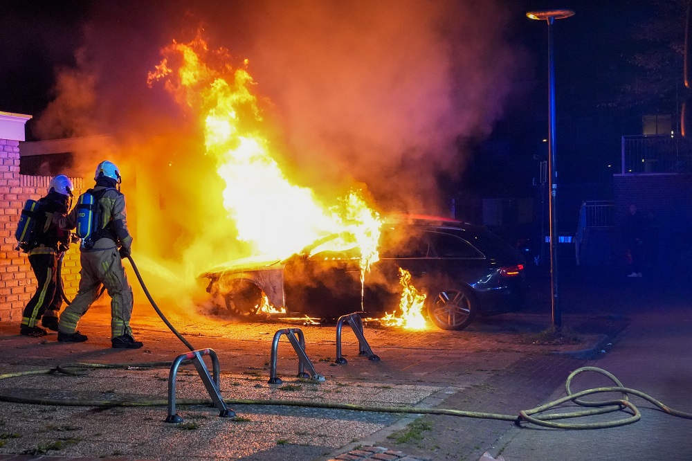 Auto’s en schuur door brand verwoest