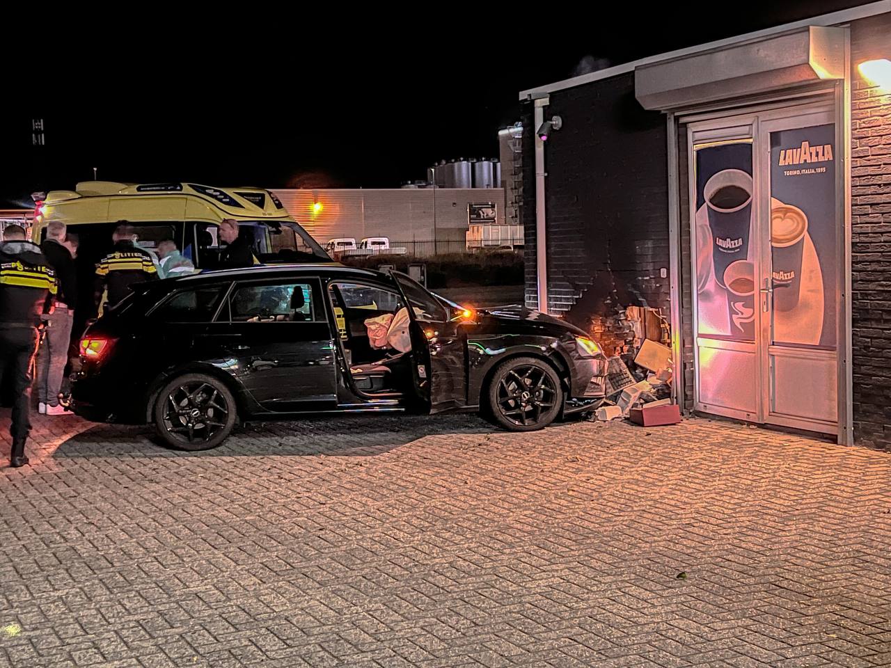 Auto rijdt gat in de muur van tankstation