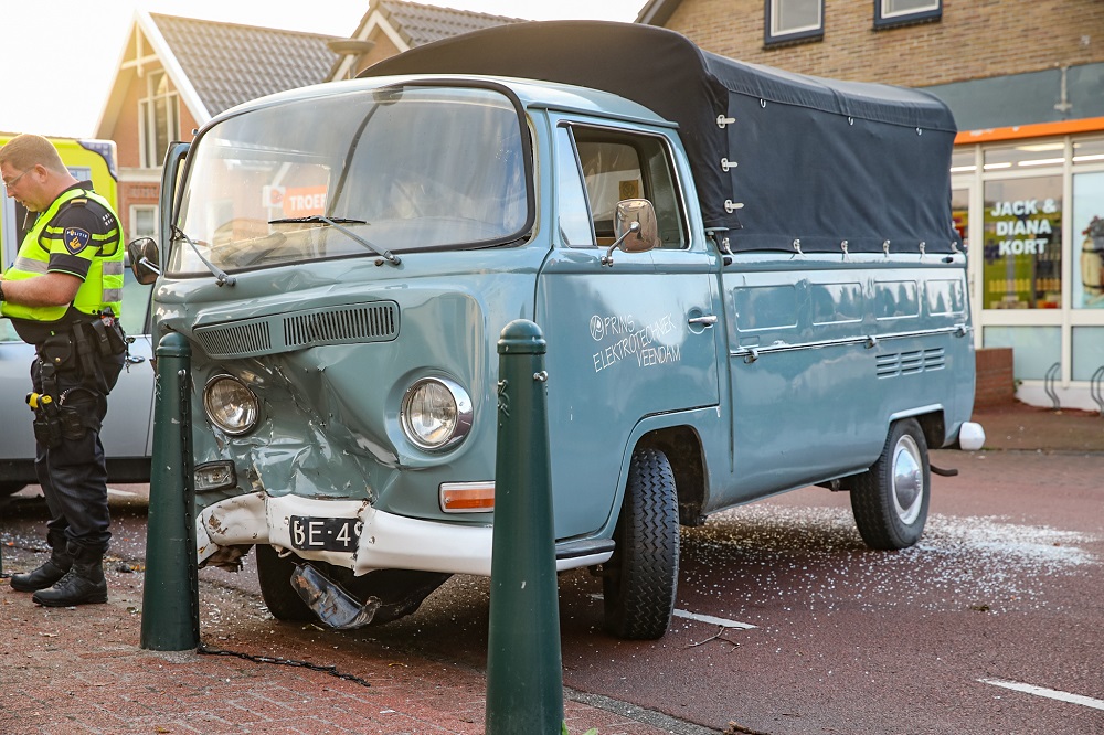 Oldtimer beschadigd na botsing met andere auto