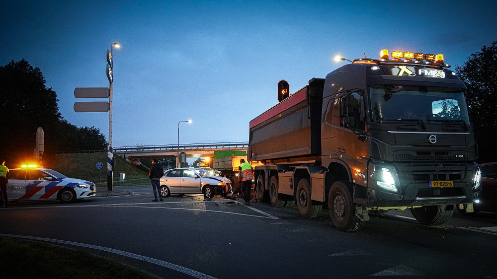 Veel schade na botsing tussen auto en vrachtwagen