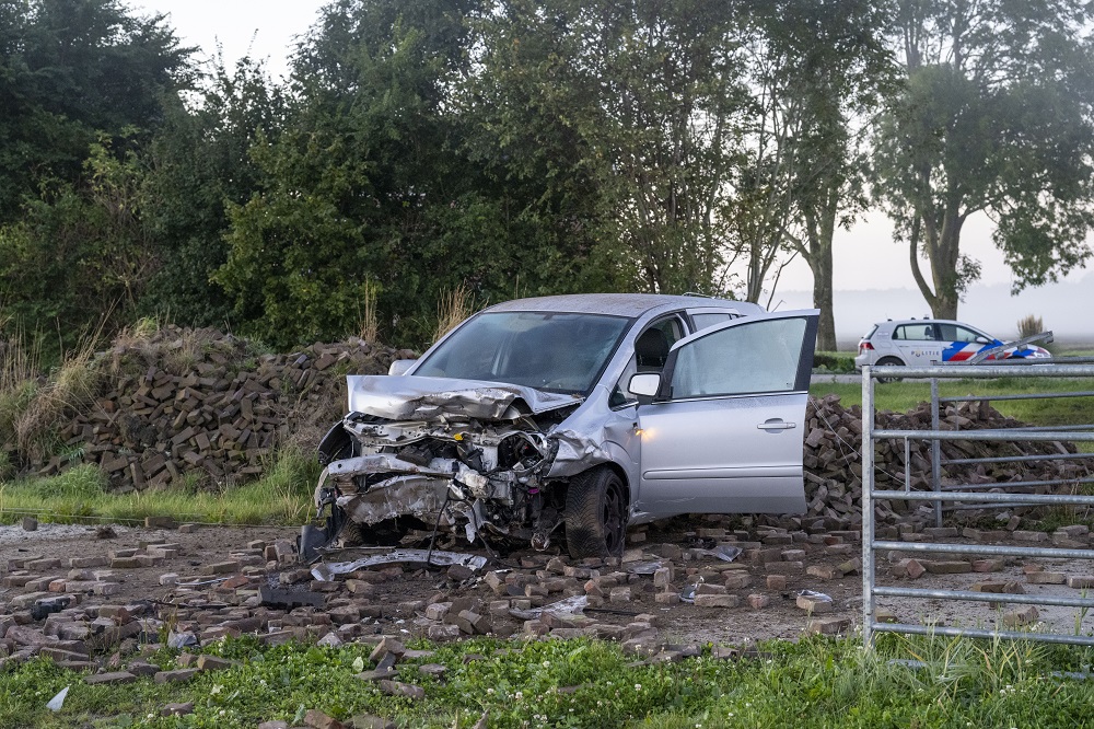 Automobilist ramt stapel stenen en raakt gewond