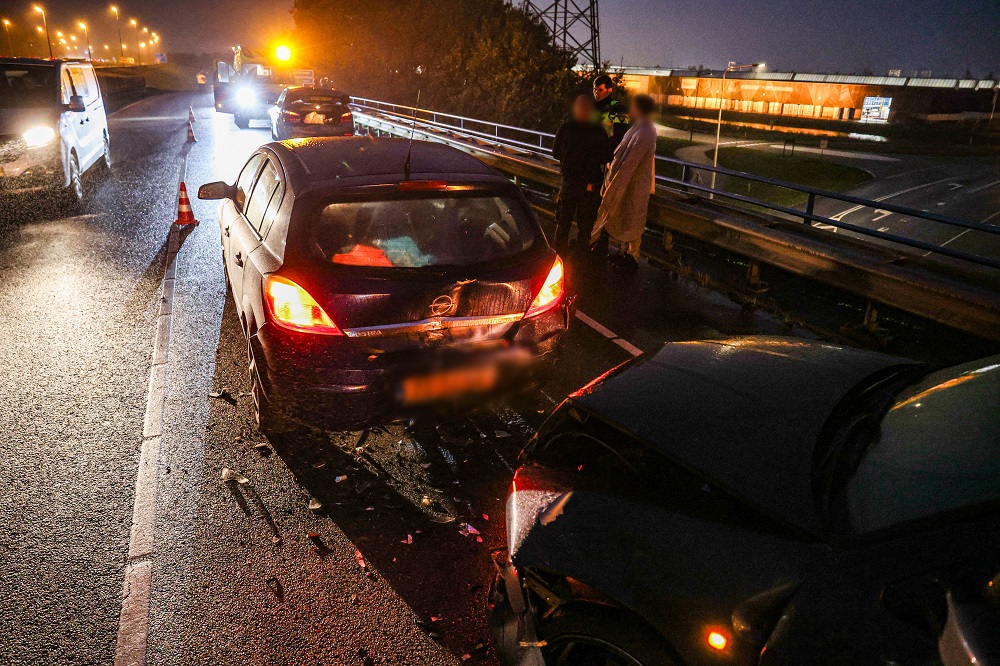 Gewonde na kop-staart botsing voor rotonde