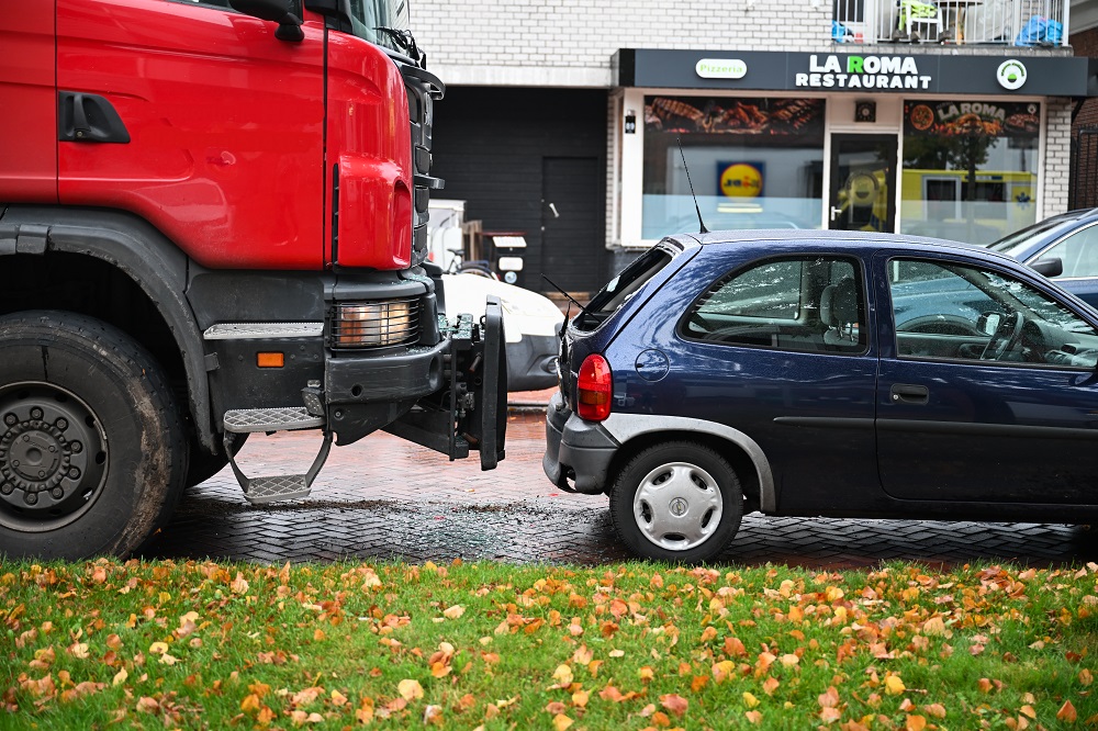 Vrachtwagen botst achterop auto, vrouw gewond