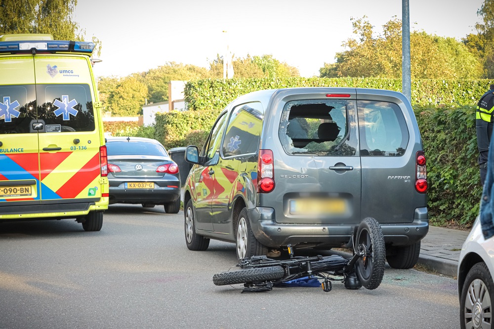 Fatbiker knalt op geparkeerde bestelbus en raakt gewond