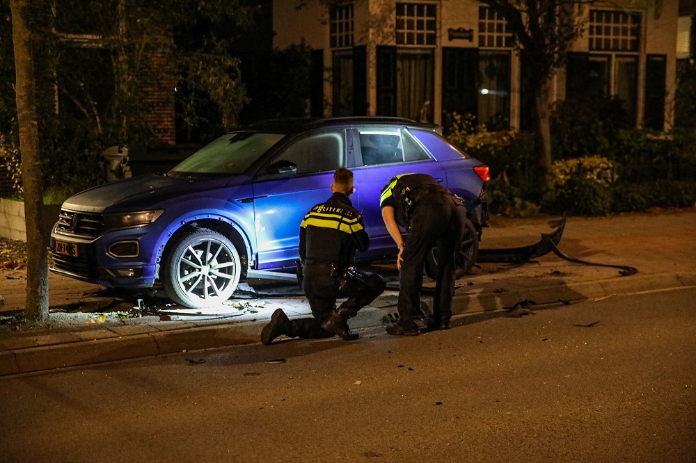 Geparkeerde auto verwoest door explosie