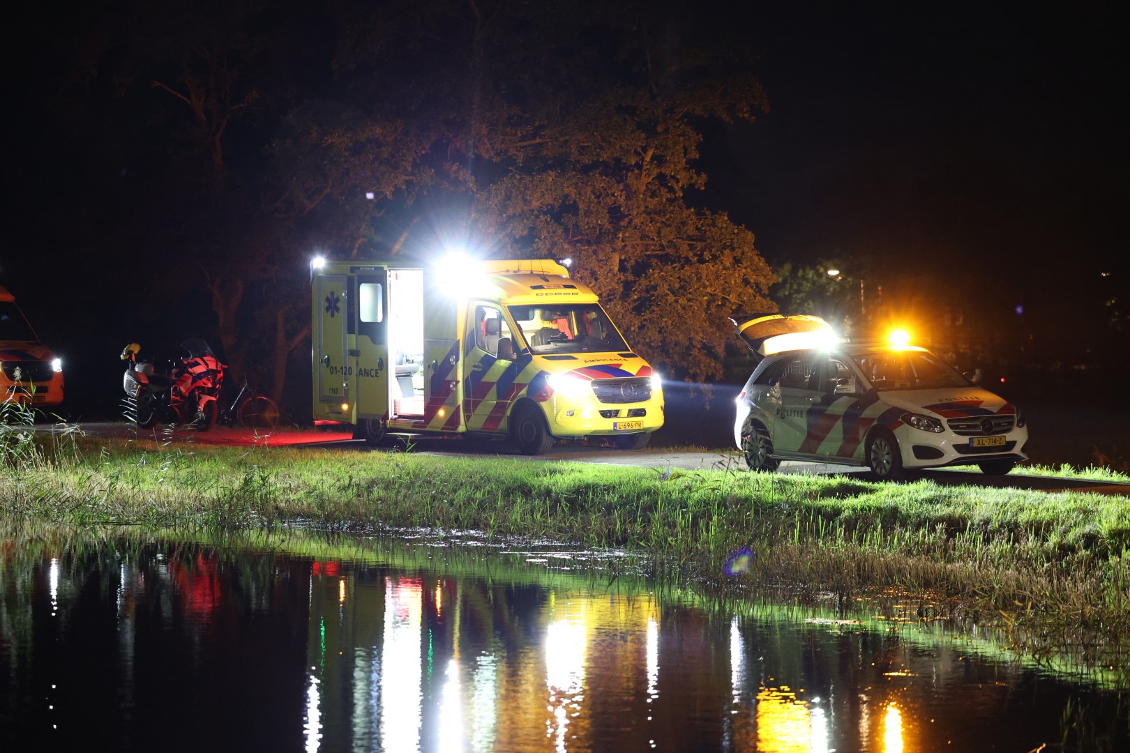 Persoon zwaargewond uit water gehaald, reanimatie gestart