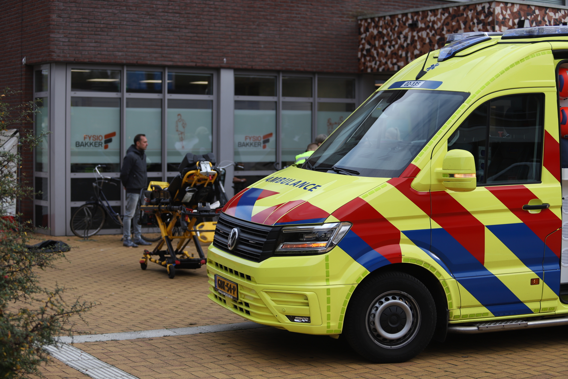 Vrouw komt onder auto in voetgangersgebied in Drachten