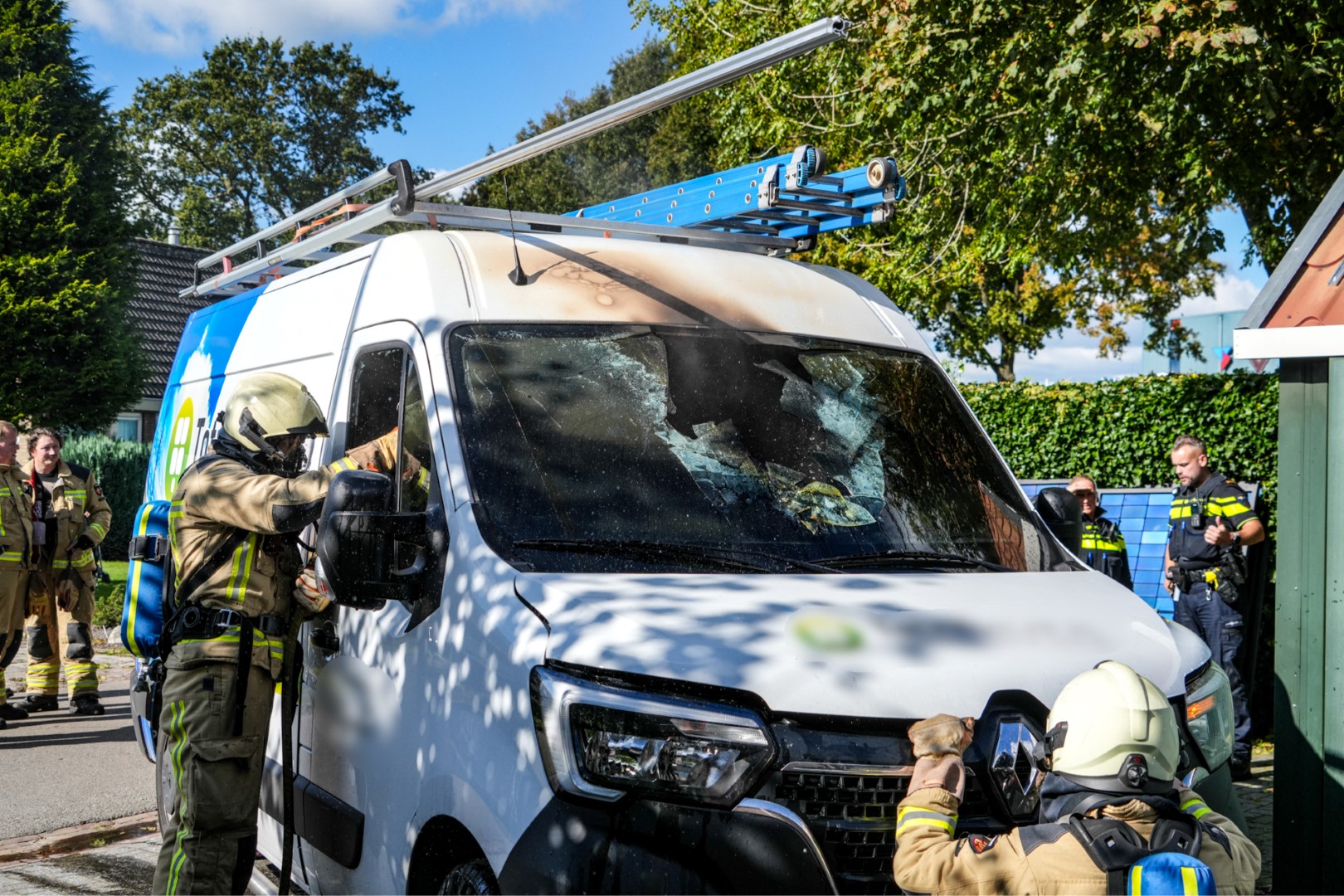 Brand verwoest bedrijfsbus: oorzaak onbekend