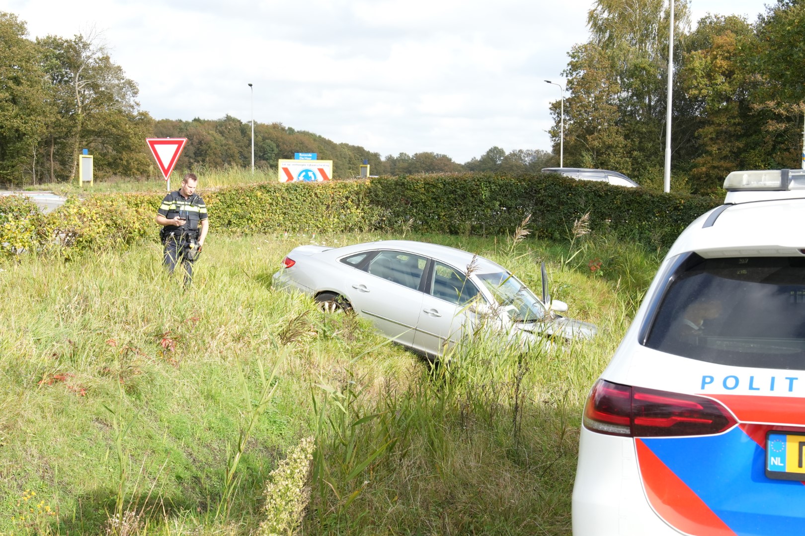 Automobilist crasht auto in droge sloot