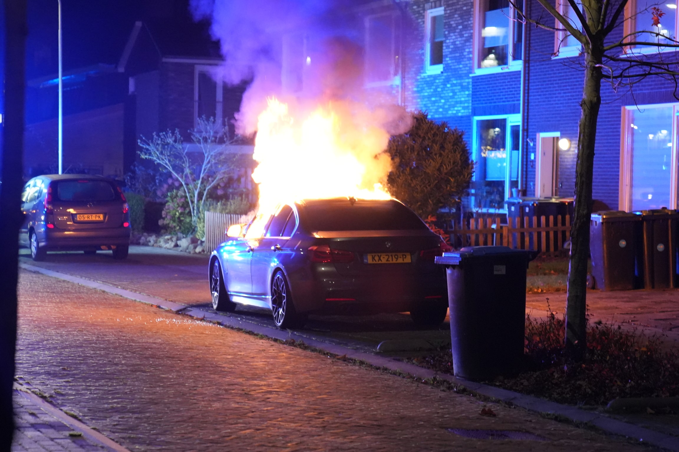 Geparkeerde hybride auto vliegt in brand