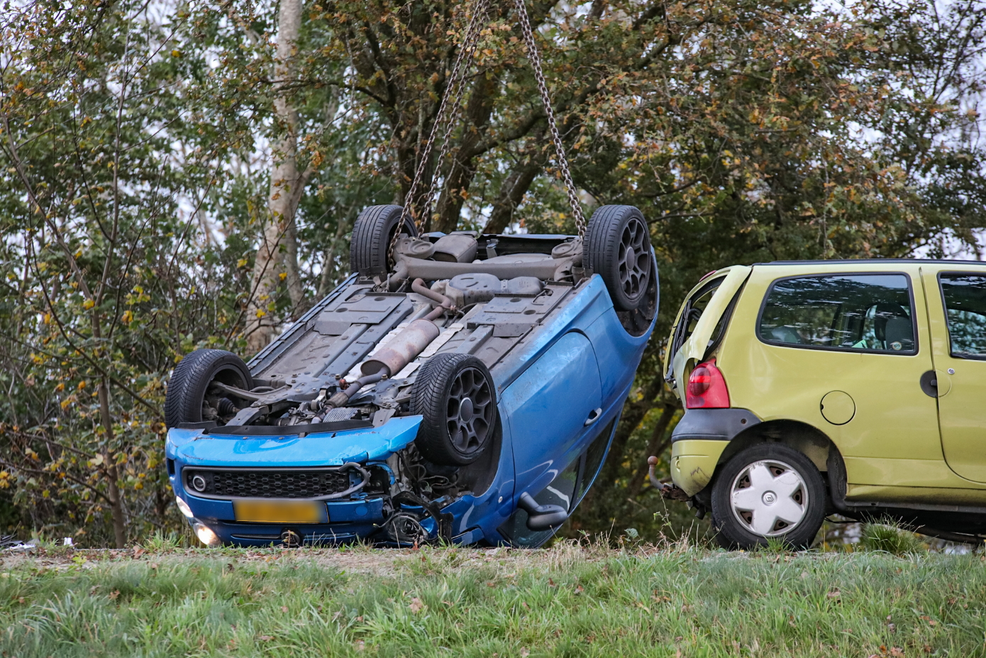 (VIDEO) Auto slaat over de kop bij botsing op afrit A7