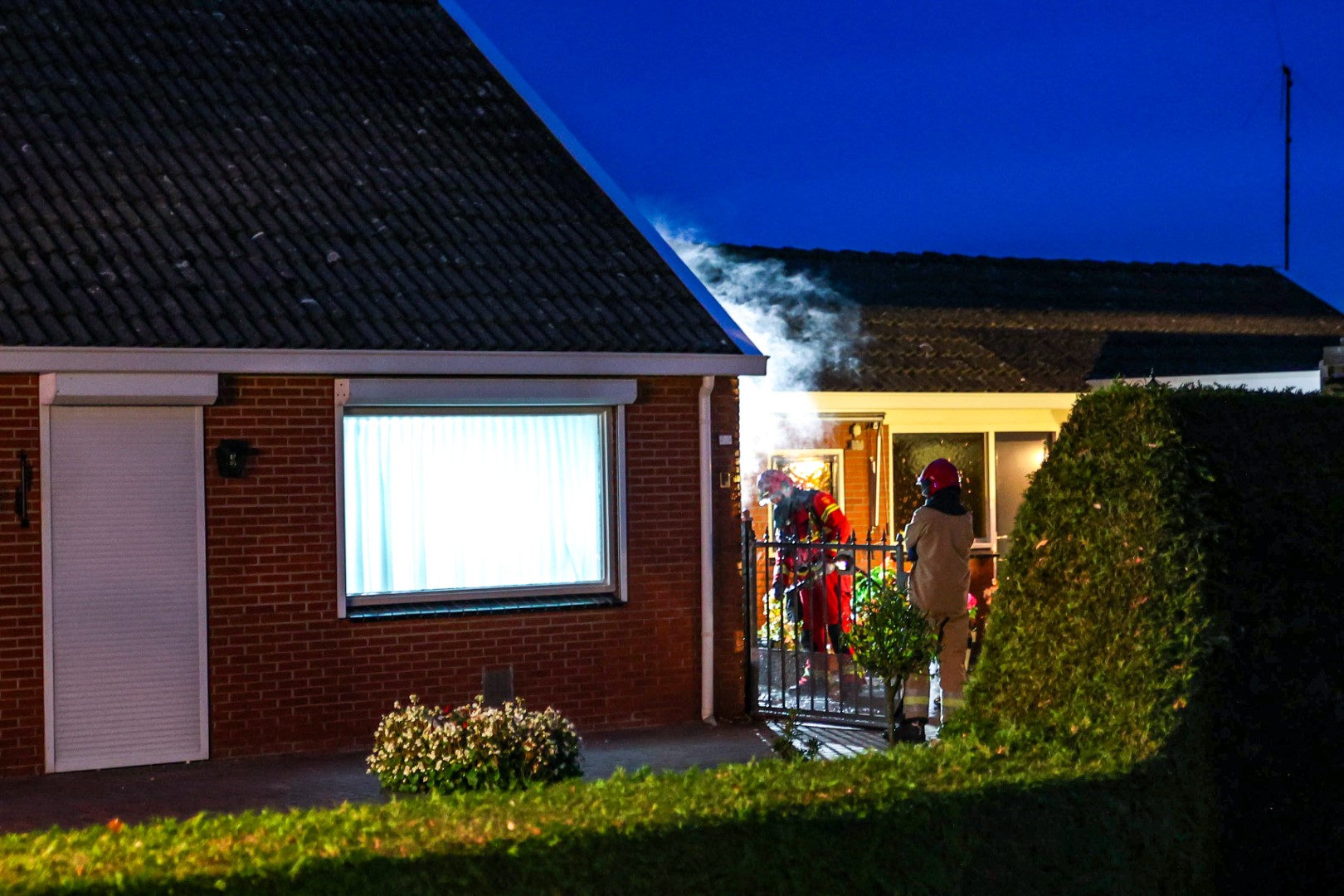 Brand bij achterzijde van woning