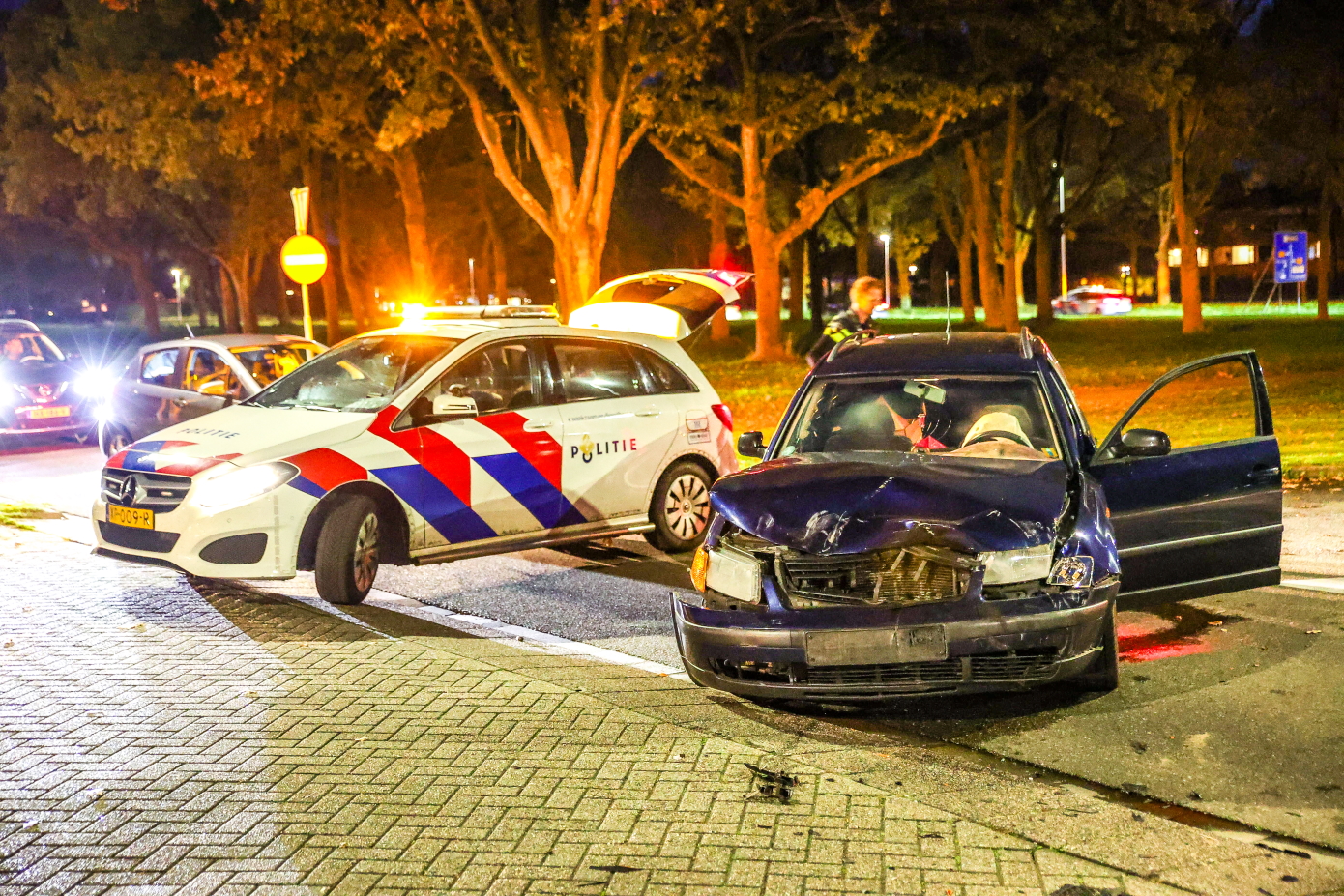 Voertuig zwaar beschadigd bij ongeval op kruising