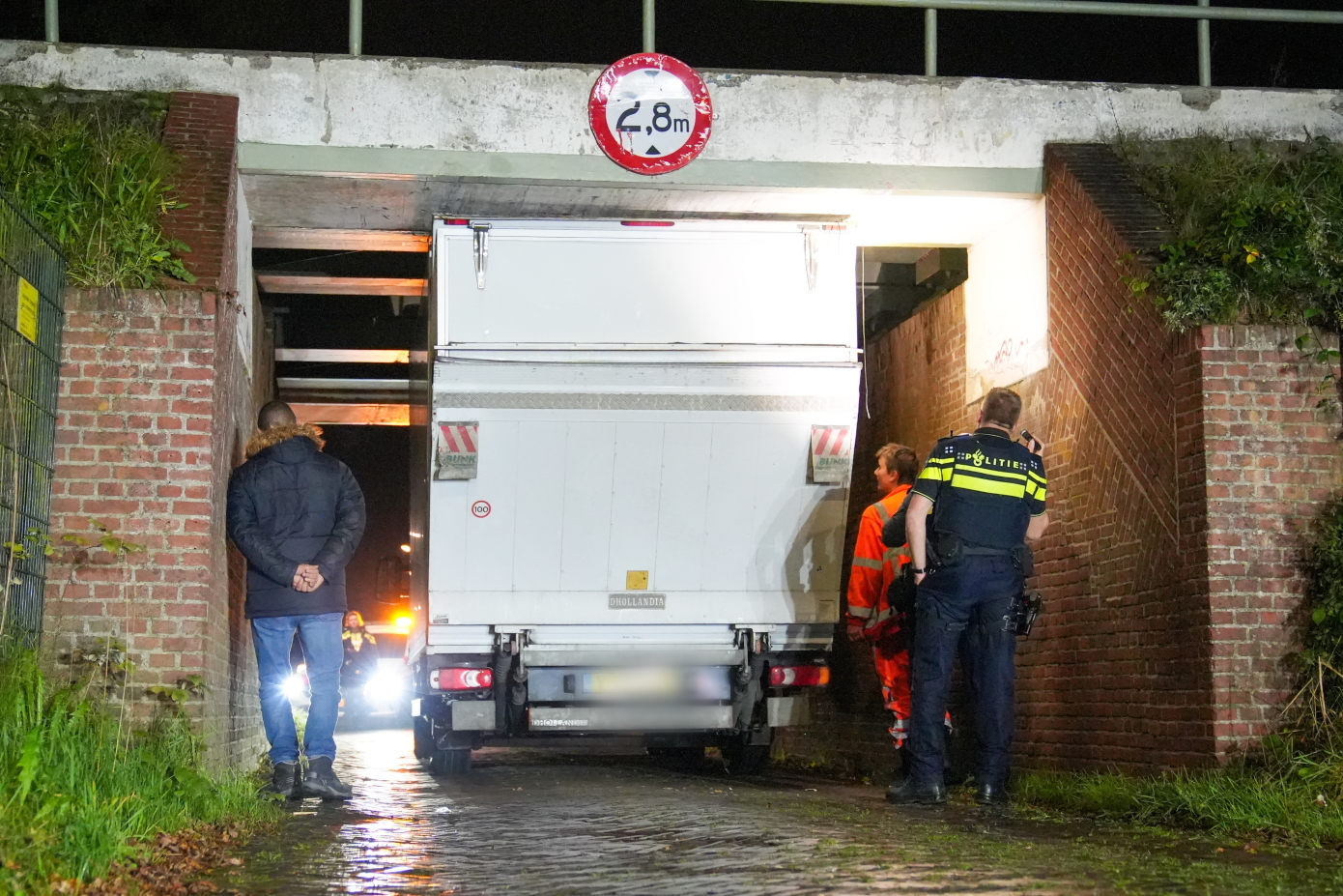 Treinverkeer verstoord door vastzittende bakwagen onder spoorviaduct