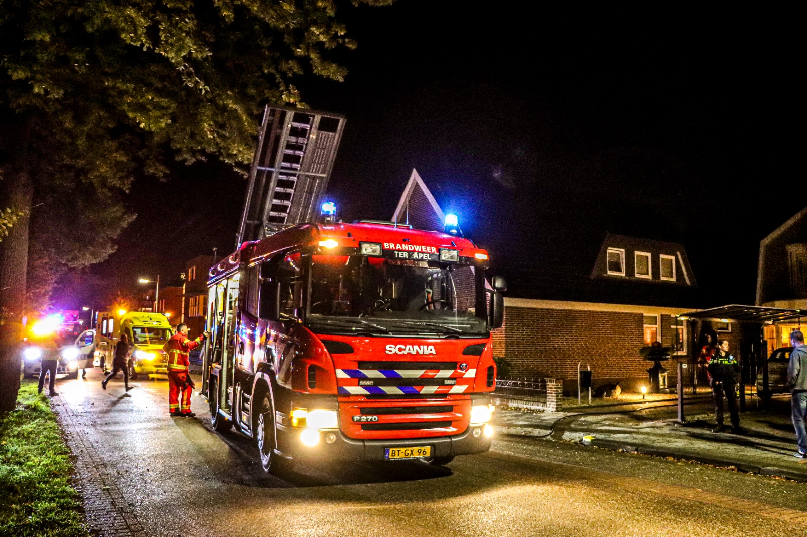 Bewoner nagekeken in ambulance bij woningbrand