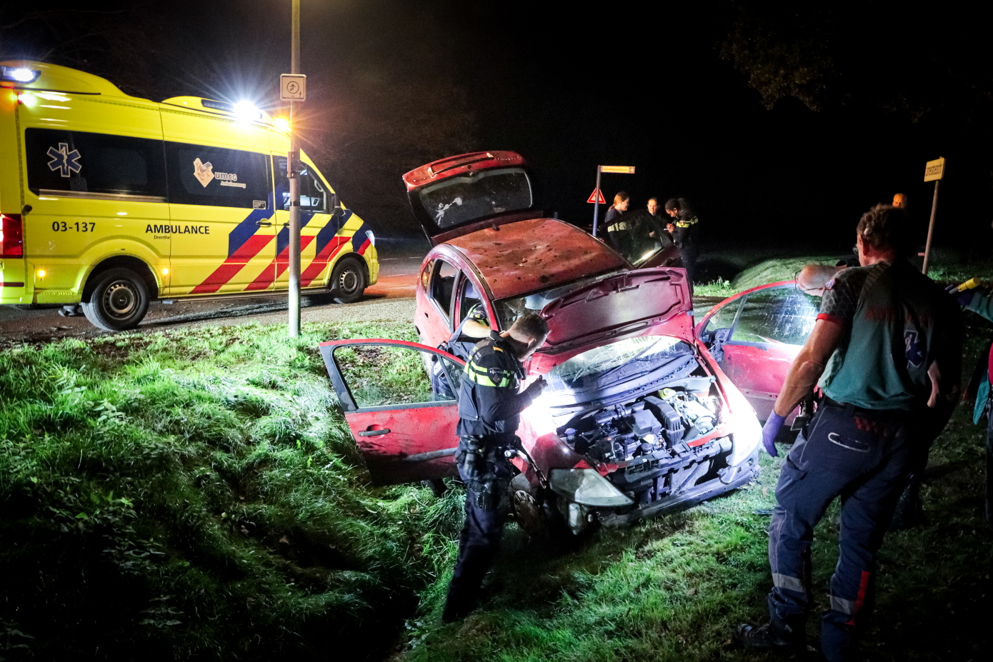 Auto vliegt over de kop en eindigt in sloot; bestuurder spoorloos