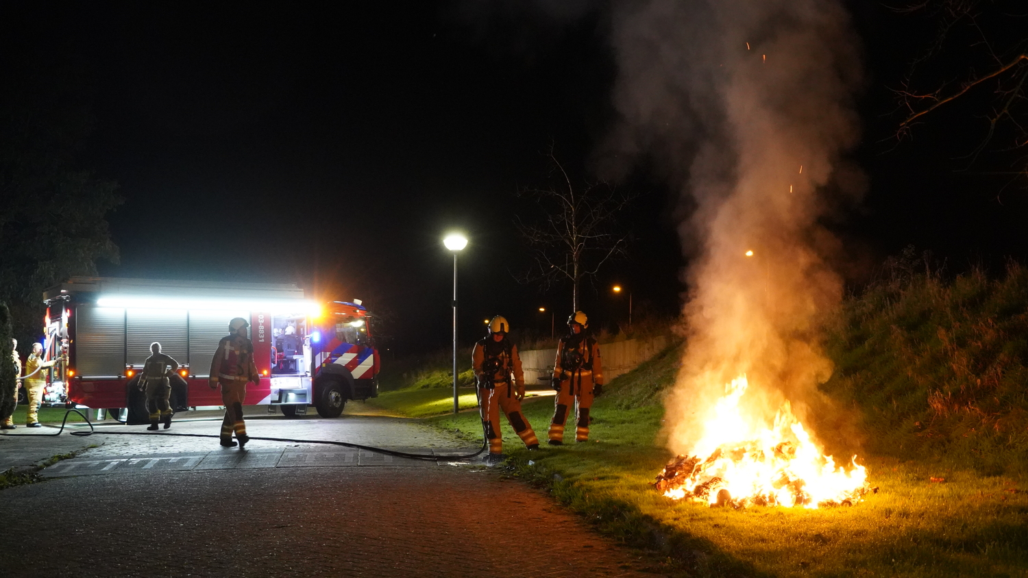 Meerdere containers in brand langs weg