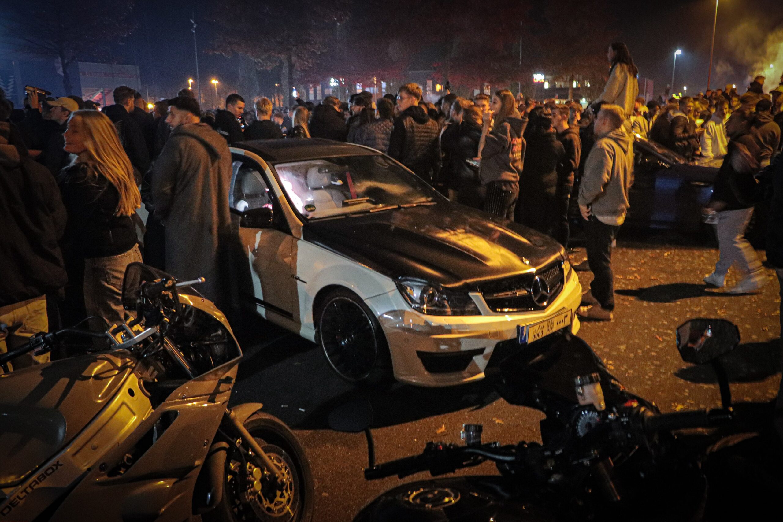 Vuurwerk, driften; grote carmeeting met 600 auto’s