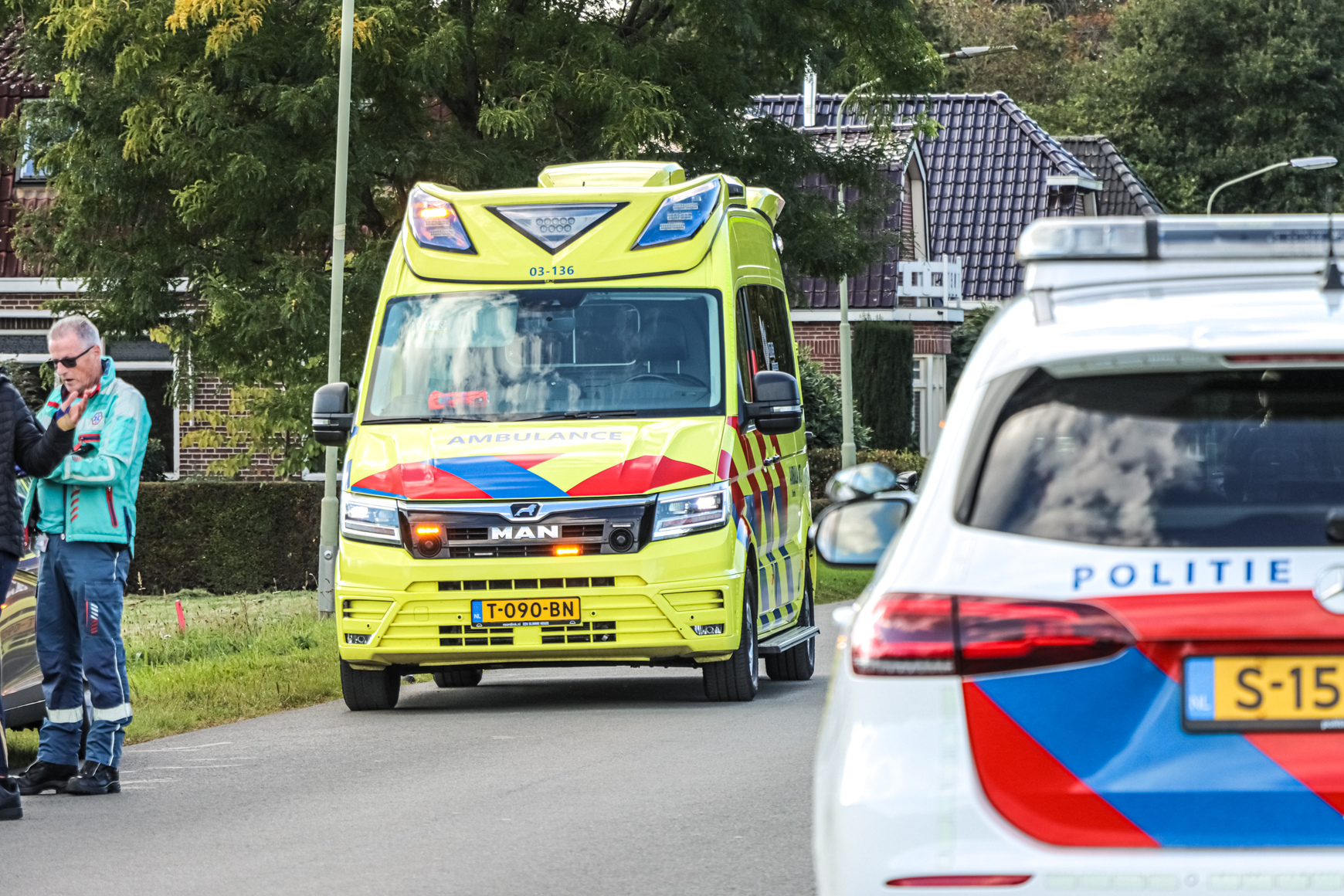 Persoon bekneld onder vuilniswagen, hulpdiensten massaal ter plaatse