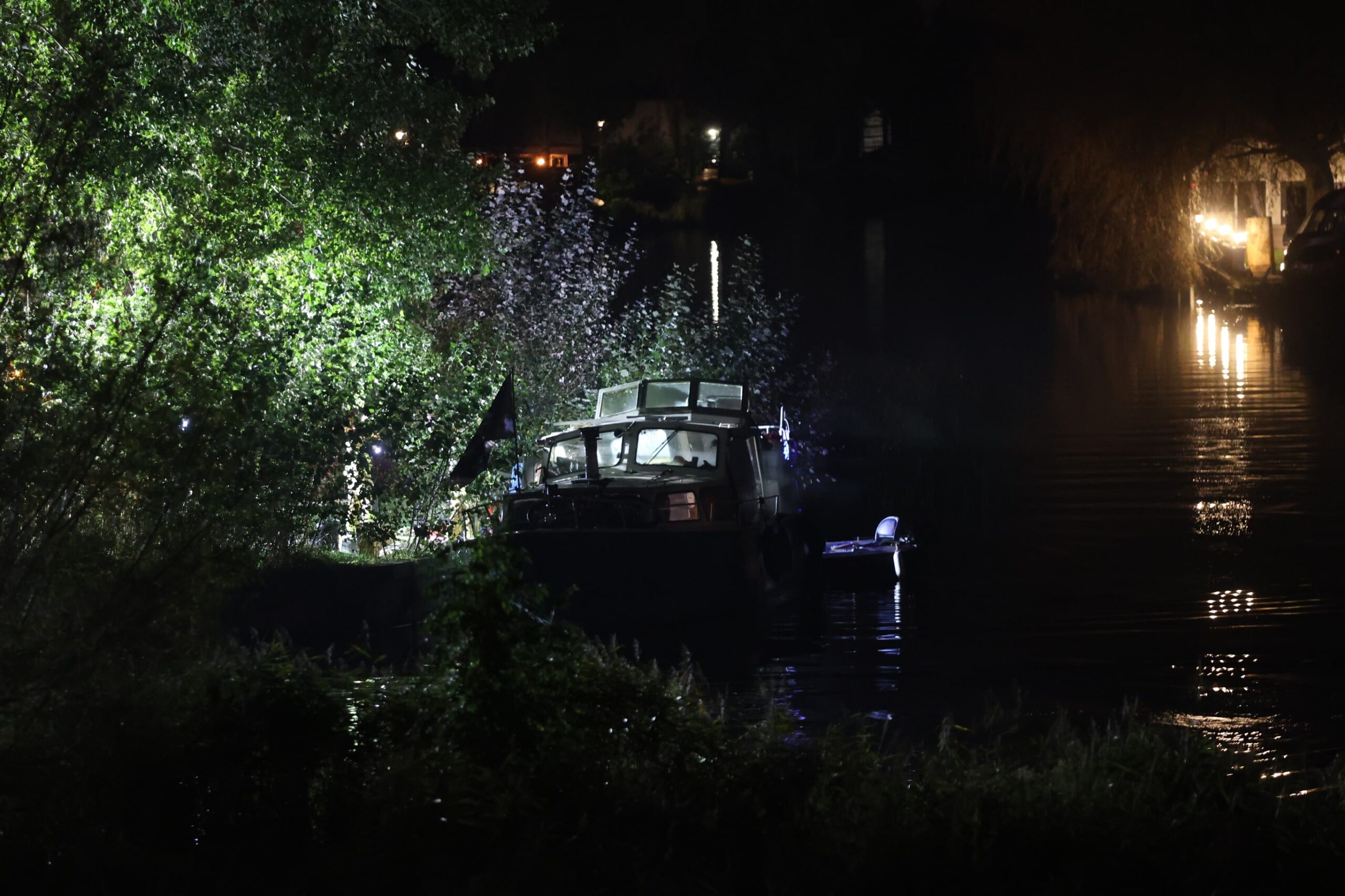 Brandweer blust brand op boot