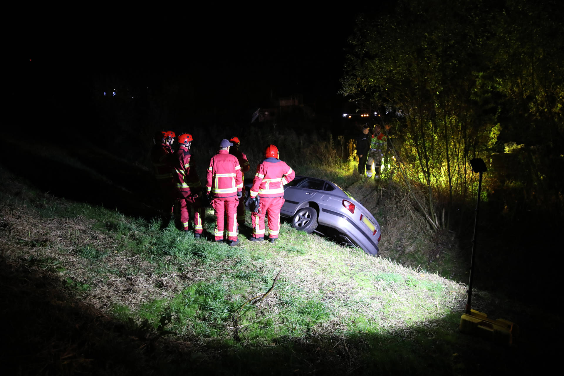 Auto schiet van de weg en belandt in sloot langs N33