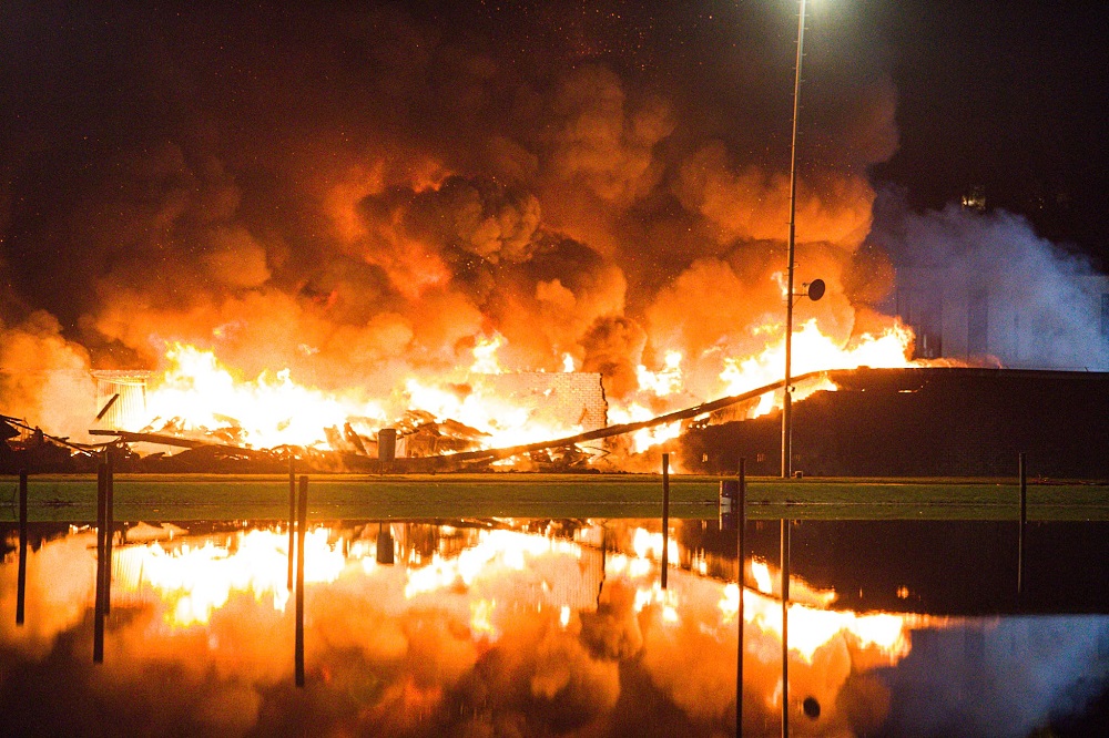 FOTO UPDATE: Meerdere explosies bij grote brand in garageboxen