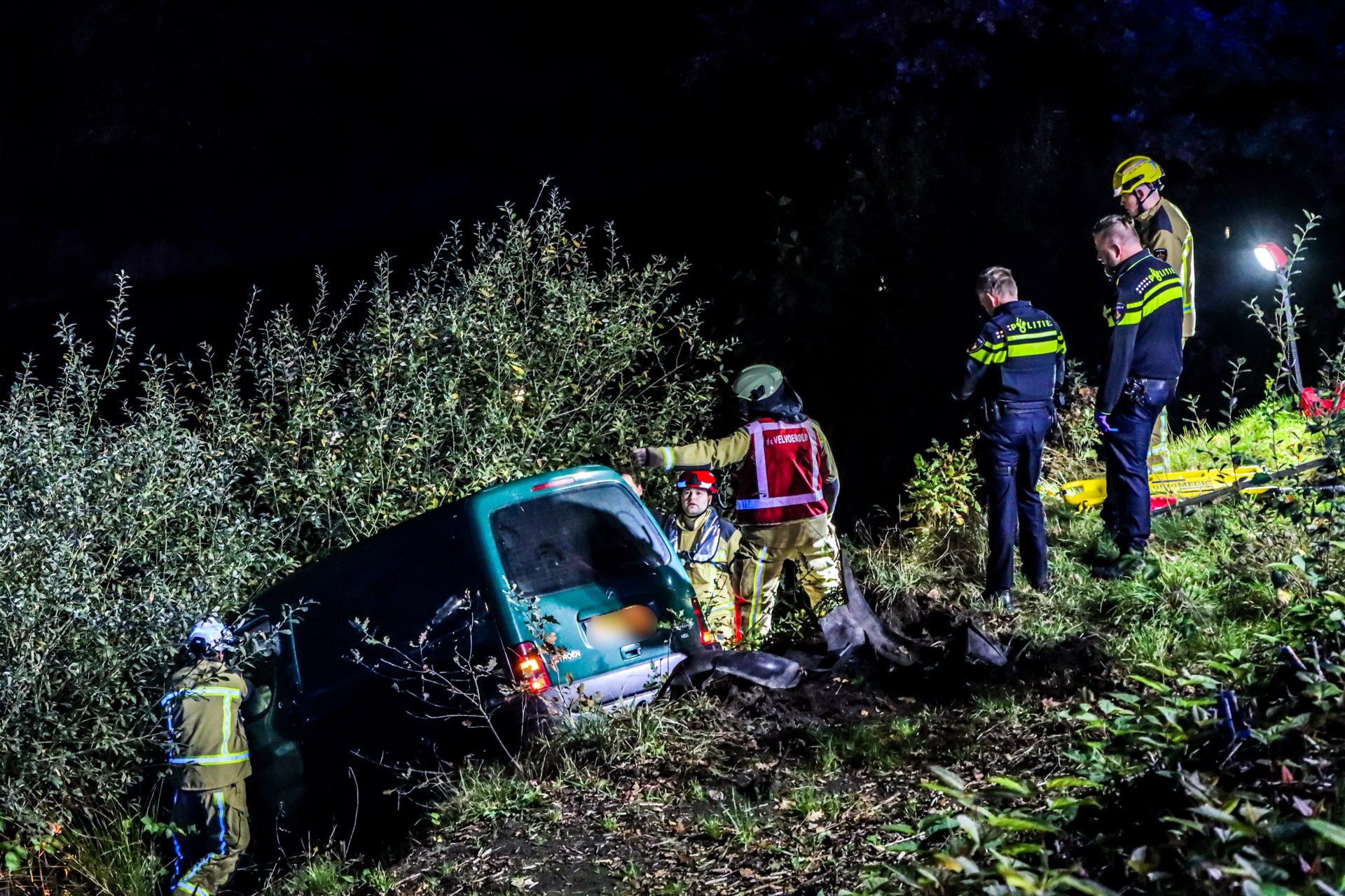 Bestelbus crasht na stopteken van politie