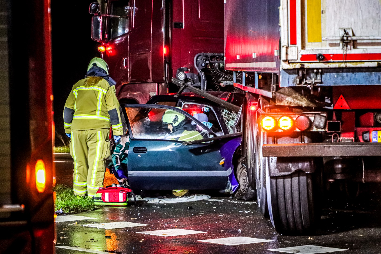 Automobilist bekneld na botsing met vrachtwagen