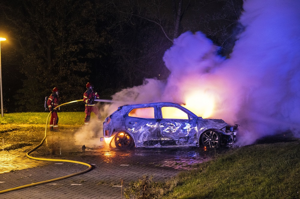 Twee auto’s door brand verwoest, politie onderzoekt brandstichting