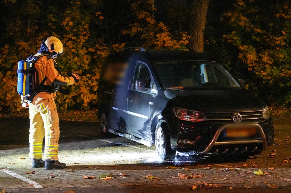 Auto in brand gestoken, politie grijpt in