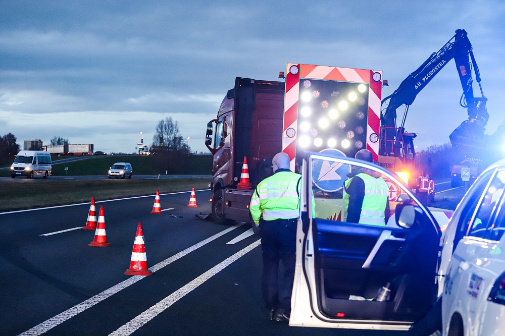 Auto botst op pijlwagen op N381 bij Ureterp
