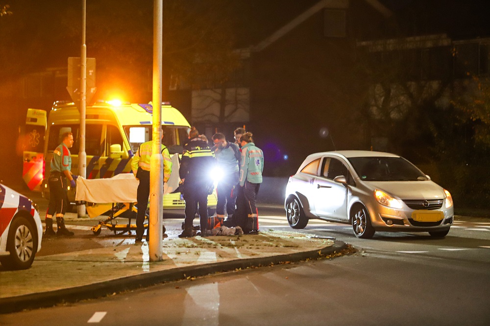 Fietser gewond na aanrijding op rotonde