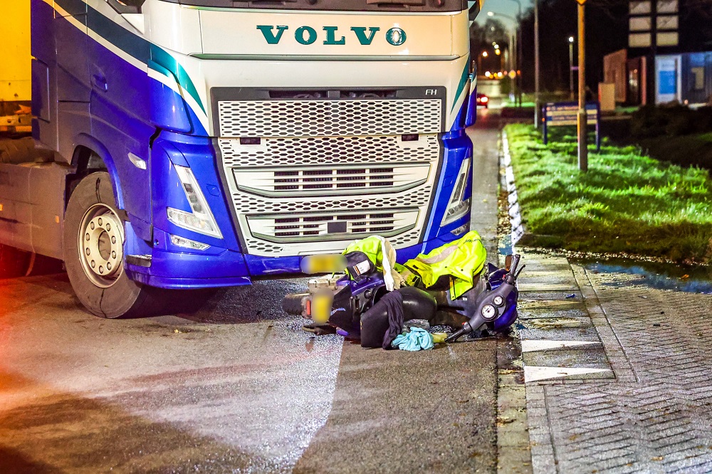 Scooterrijder gewond na botsing met afslaande vrachtwagen