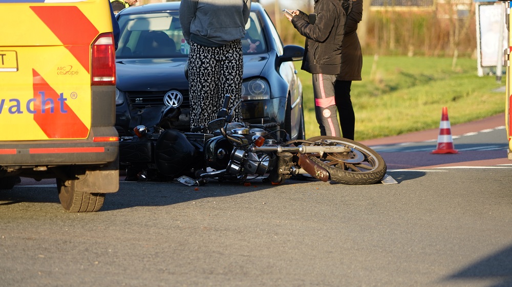 Motorrijder gewond na botsing met afslaande auto