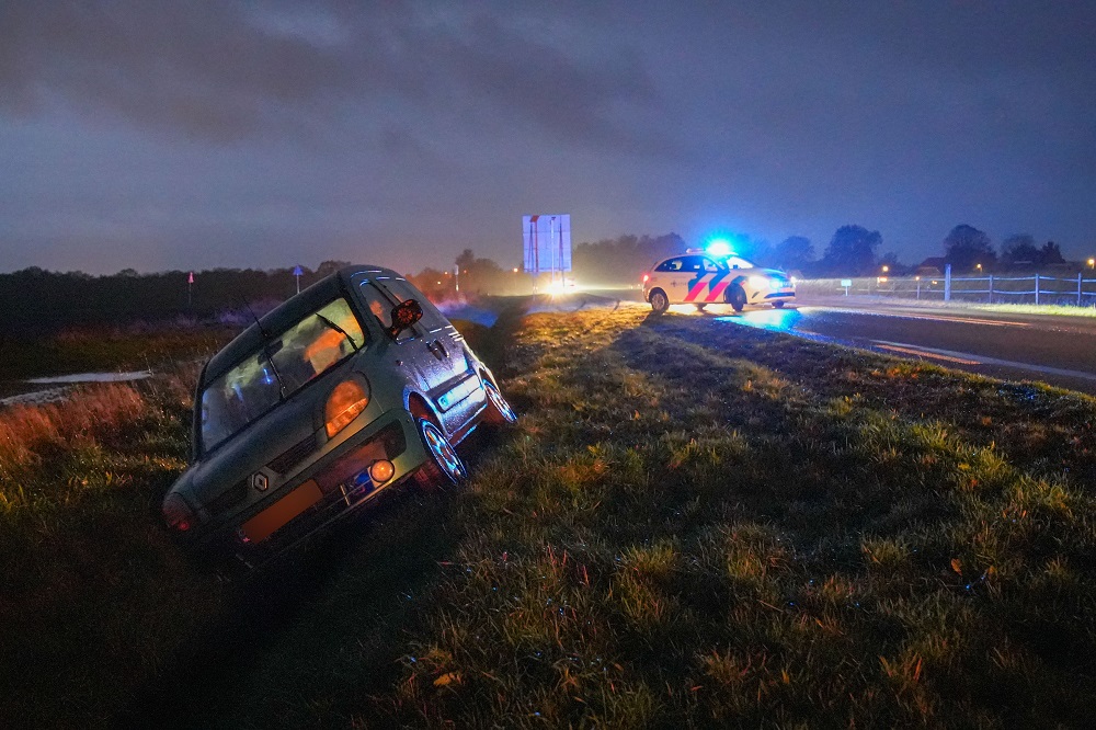 Auto in sloot na eenzijdig ongeval