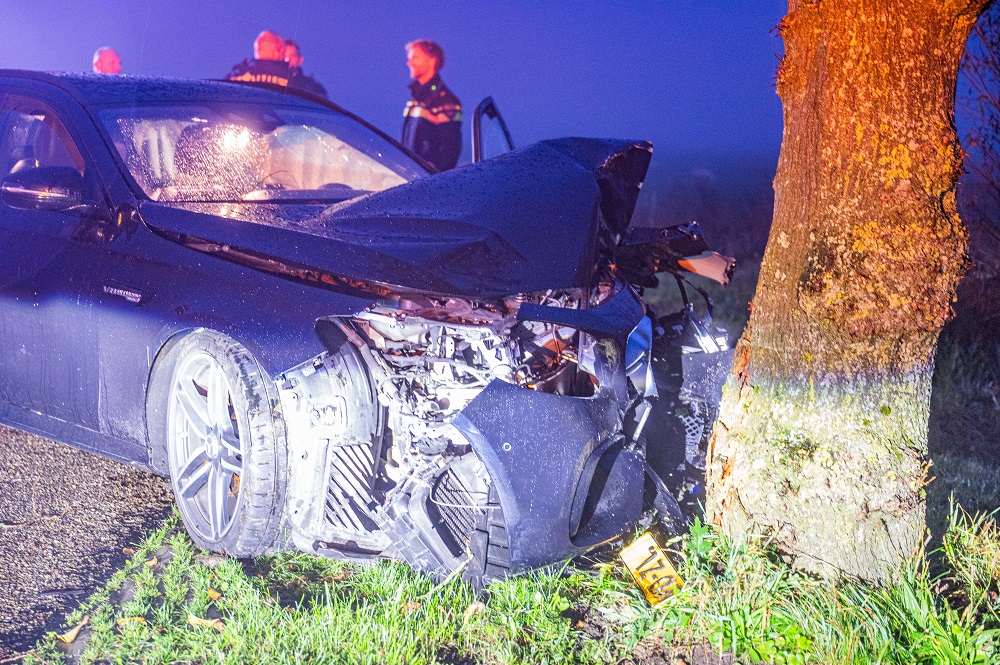 Automobilist gewond na botsing tegen boom